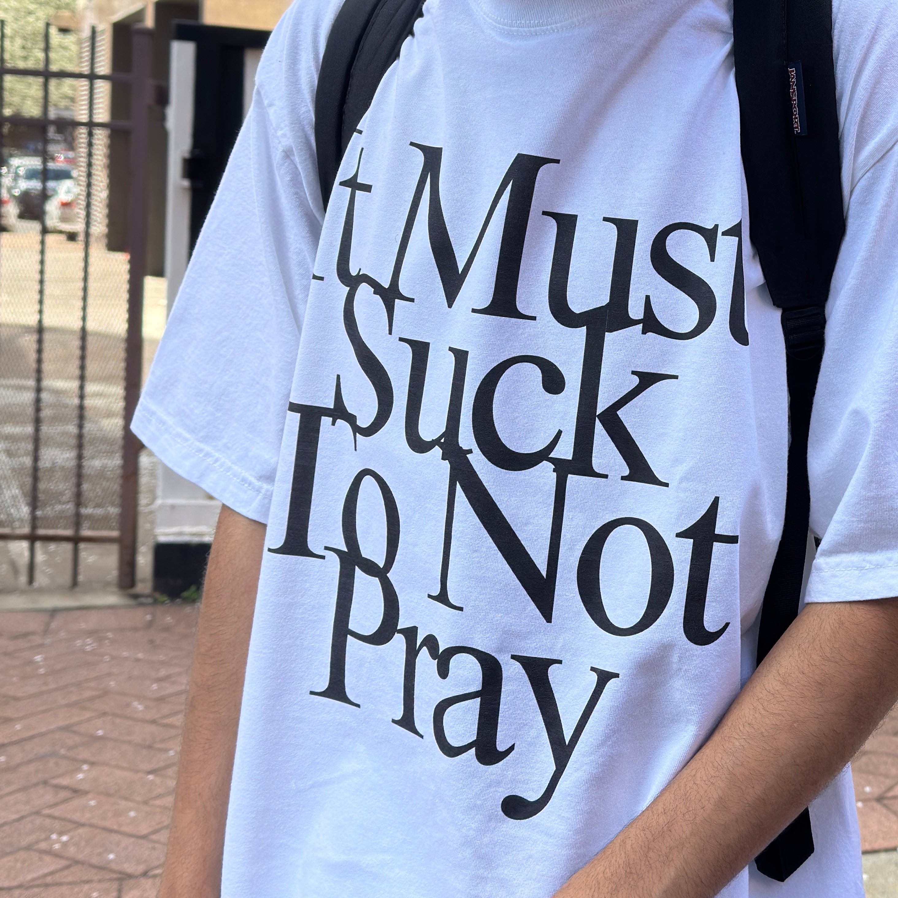 it must suck to not pray tee